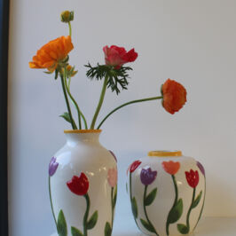 Collection Printemps - Y-Hello ☀️

Le printemps se profile à l’horizon avec notre nouvelle collection Y-Hello.

Découvrez dans ce thème :
🌻Des pièces pleines de peps' entre jaune vif et rose pastel. 
🌸Des formes florales originales pour attirer l’œil de vos clients.

Et si “Y-Hello” devenait votre meilleur allié pour lancer la saison dans vos boutiques ?

Perso, j’ai un coup de coeur pour le vase Tulipe 🩷 et vous ?

À retrouver dans nos magasins et sur le web (lien en bio) 

Vic'