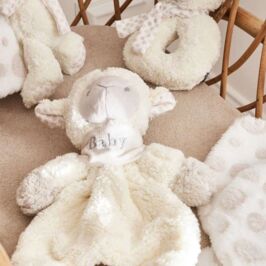 👀 Vous pensiez connaître tous nos produits ?

On est prêts à parier qu’on va vous surprendre aujourd’hui ! 🤭

Entre deux rubans et trois contenants, on cache aussi une sélection de
🧸 Doudous de naissance
🐣 Hochets
🎁 Petits cadeaux à proposer en complément d’un bouquet ou d'une composition.

Fleuristes, boutiques déco, concept stores… ces petites attentions ont de quoi surprendre vos clients.

Envie de les découvrir ? On vous explique où retrouver les produits en commentaire 👇

#IdeeCadeau #BoutiqueDeco #Grossiste #CadeauNaissance #BoutiqueCadeau