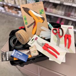 ✂️🌱 Le premier jour d’un apprenti, ça ne s’oublie pas… surtout quand on a les bons outils entre les mains !

Nouvelle rentrée, nouveaux défis, nouvelles créations… et pour certains, le début d’une belle aventure dans l’univers du végétal.

Pour accompagner les futurs fleuristes dans leurs premiers pas, notre mallette spéciale apprenti est de retour ! 💼

A l’intérieur ? Tout ce qu’il faut pour bien démarrer : outillage, consommables, indispensables du métier ✂️

🎓 Vous débutez une formation ?
🏫 Vous être une école, un CFA ?
💐 Vous accueillez un apprenti dans votre équipe ?

Cette mallette est faite pour vous !

Besoin d’un complément ? Composez également votre kit selon vos besoins grâce à notre large sélection disponible en magasin et sur le web !

#CFA  #CMA #Artisan #Fleuriste #Apprenti #Outillage
