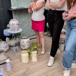 Café serré, grands débats et coups de cœur ☀️☕

Bienvenue dans les coulisses de notre session achats Printemps/Été ! 👀

Les tables débordent d'échantillons, les avis fusent et l'énergie est à 200%🔥

On compare, on hésite, on valide, on ré-hésite… et on finit (souvent) par craquer 😍

Et si vous pouviez glisser une oreille dans notre showroom, vous entendriez sûrement :
”J’adore !”
”Tu penses que les clients vont aimer ?”
”Attends… qui a fini les bonbons ?!” 🍬

Parce que derrière chaque produit sélectionné, il y a des éclats de rire, des débats et de grandes discussions pour construire la suite 💚

En attendant, on garde encore un peu la surprise 😉

Et vous, vous aimeriez voir quoi dans les coulisses RdH ? 💬
#Coulisses #SessionAchats #Grossiste #Fleuriste #Fournisseur
