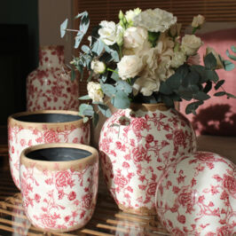 Spécial Fête des Mères - Collection Roseraie🦩

Envie d’une ambiance douce et florale pour cette Fête des Mères 2026 ?

Craquez pour notre ensemble de 5 pièces assorties 👇 :
- Duo de Cache-pot Rond Ø 14cm et Ø 17.5cm
- Vase Rond H. 21cm
- Vase Bouteille Ø 16.5cm
- Boule déco Ø 15.5cm

Le mix parfait : du cache-pot indispensable pour vos plantes, aux vases qui accompagnent vos bouquets, jusqu’à la boule déco ultra tendance qui finalise votre déco de vitrine ! 🩷

À découvrir exclusivement dans nos magasins ! 🛒

#FêteDesMères #CachePot #Vase #Décoration #VitrineDeBoutique