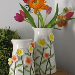 Collection Printemps – Floraison Moderne 🌿

Découvrez notre 2ᵉ collection printanière - Floraison Moderne.

Dans ce nouveau thème :
🌸 Des formes modernes
✨ Des lignes graphiques
🎨 Des tons verts associés à des couleurs plus vives pour accompagner vos créations.

Avec Floraison Moderne, jouez sur les reliefs pour vos compositions de printemps ! 😉

À retrouver sur notre site et dans nos magasins (lien en bio) 🛒

#CollectionPrintemps #Fournisseur #Fleuristes #Vase #Decoration