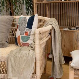 Nouveautés sur notre site ! 🛋️✨
Ils sont doux, ils sont stylés… et ils n’attendent que vous ! 😉
Découvrez notre nouvelle gamme Coussins & Plaids pour sublimer vos espaces, créer des ambiances chaleureuses dans vos vitrines ou ajouter une touche cosy à vos évènements.
Prêts à craquer ? Découvrez vite la gamme sur notre site web ! 🖥️
PS : J’ai déjà craqué pour le plaid à pompons… parfait pour me réchauffer cet hiver 😍❄️
Vic’ 😜
#DecorationProfessionnelle #Fleuristes #VitrineFleuriste #Evenementiel #Commercants #Evenementiel #Coussin #Plaid #DecoInterieur #Decoration #DecoTendance #NouvelleGamme #DecoPro #GrossistePro #Fournisseur #RenaudHorticash