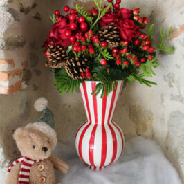 Zoom sur nos collections de Noël 2025 ✨

Prêts à décorer et faire briller vos boutiques pour les fêtes de fin d’année ?

(Re)découvrez nos différents univers et choisissez le décor qui vous ressemble parmi nos collections :

🎄Magie Boisée - Pour une ambiance nature et authentique
🎁Noël d’Antan - Pour le charme des couleurs traditionnelles
🪩Noël Enchanté - Pour faire scintiller vos vitrines

Retrouvez nos collections sur le site et dans nos magasins 🛍️

Pour ma part, j’ai craqué pour l’ambiance traditionnelle de notre collection Noël d’Antan au bureau ! Et vous, quel thème vous inspire cette année ? 🤩

Vic'

#Noel #Noel2025 #Decovitrine #VitrineDeNoel #CollectionNoel #Grossiste #Fleuriste #Fournisseur #RenaudDistribution #Decoration #Vase #DecorDeNoel