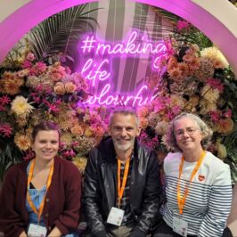 Cap sur Aalsmeer Market 2025 !

Cette semaine, notre équipe était aux Pays-Bas pour LE rendez-vous incontournable de la filière végétale 🌍
Un salon à la résonance internationale, où se rencontrent les acteurs de la filière venus du monde entier.
‌
Au programme :
✨ Découverte des dernières nouveautés végétales
🌿 Repérage des tendances à venir
💬 Échanges inspirants avec nos partenaires et confrères
‌
Toujours un plaisir de plonger au cœur de l’innovation florale et de partager ces moments avec la grande famille du végétal 💚
‌
📸 On vous partage quelques images de cette belle escapade à Aalsmeer !
‌
#Horticash #AalsmeerMarket #TendancesVégétales #FilièreVégétale #TeamHorticash