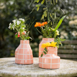 Exclusivité web 🖥️

Quand la couleur devance la saison 🍋

Ça vous dit un avant goût du printemps ?
Orangé, rose, vert, jaune… des teintes lumineuses s’invitent dans vos boutiques !

Découvrez notre nouvelle capsule web :
💛 Cache-pots rayés et vases graphiques aux couleurs tendres
🍊 Coussins acidulés et fruités

Une capsule pleine de soleil et de fraîcheur pour vos décorations de vitrines !

À shopper dès aujourd’hui sur le site web (lien en bio)🍋‍🟩

#CapsuleWeb #Decoration #Vase #CachePot #Fleuriste