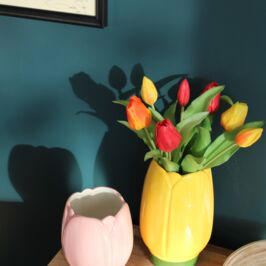 Zoom sur le vase Pastella 🌷

Envie de respirer le printemps ? 🌈

Découvrez le vase Pastella : une forme tulipe en céramique, déclinée en rose pastel et jaune vif ✨

Disponible en 2 tailles, il sera parfait pour apporter un style unique à vos bouquets.

Célébrez l’arrivée du printemps avec une touche de fraîcheur 🌿

À découvrir dans notre collection Y-Hello sur le web et dans nos magasins ( lien en bio) 🖥️

#VaseFloral #Deco #Grossiste #Fleuriste #RenaudHorticash