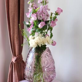 Collection Fête des Mères - Rayonnante 🩷

Fleuristes et professionnels du végétal, si vous imaginiez déjà vos plus belles vitrines pour la Fête des Mères 2026 ?

Découvrez notre première collection "Rayonnante" : motifs floraux, couleurs pétillantes et contenants texturés pour illuminer vos boutiques🌸

Faites défiler le carrousel pour faire le plein d’idées ! Retrouvez la collection en magasins ou sur le site web (lien en bio)

👀 Restez connectés… la seconde collection arrive très bientôt et vous réserve encore de belles surprises ! 

PS : Côté plante, le calendrier s'accélère ! Avez-vous pensé à vos pré-commandes chez @horticash.plantes 🪴

Vic' 😜

#FeteDesMeres2026 #DecorationFlorale #Vitrine #ArtisanFleuriste #Fleuriste