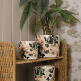 Nouvel arrivage - Céramique 🏺

Septembre s’habille de couleurs automnales !

Nos cache-pots Feulys viennent d’arriver.
Je valide à 100 % ces motifs uniques, avec des touches vertes et orangées qui rappellent les feuilles d’automne 🍂
Idéal pour mettre en valeur vos plantes vertes et créer de vrais coups de cœur 🥰

Disponible en 3 tailles, pour multiplier les occasions de séduire vos clients.

À retrouver sur notre site web et dans nos magasins.

Vic'

#Fleuriste #Decorateur #Fournisseur #Grossiste #CachePotCeramique #DecoAutomne #PlanteVerte