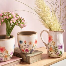 Nouvel arrivage - Céramique ☀️

Comme chaque mois, notre nouvel arrivage fait son entrée 🌷

Pour ce mois de mars, on a déniché des pépites qui respirent le soleil et la fraîcheur : Cache-pots et pichet dans les tons blanc et motifs fleuris pour accompagner vos compositions florales de saison.

De la douceur, une touche de couleur et beaucoup de cachet… tout ce qu’il vous faut pour le retour des beaux jours dans vos vitrines 😉

Retrouvez les dès maintenant dans nos magasins et sur le web (lien en bio) 🖥️

#NouvelArrivage #Ceramique #Decoration #Fournisseur #VaseCeramique