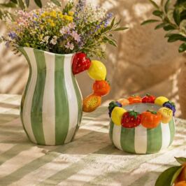 Capsule Été - Place à la couleur ☀️

Le soleil s’invite chez Renaud avec une capsule Été qui pétille !

Au programme : motifs fruités, rayures graphiques et explosion de couleurs🍋

Vases, cache-pots, soliflores... des contenants prêts à accompagner vos créations et donner un air de vacances à vos boutiques. 

Une capsule qui sent bon la Provence, les beaux jours et la fraîcheur estivale 🍊🌱

Faites défiler pour découvrir la collection et faire le plein d'inspiration 👉

À retrouver sur le web et dans nos magasins (lien en bio) 🛍️

#CollectionEte #Fournisseur #ProDuVegetal #Fleuristes #Commercant