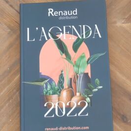 Tenez-vous prêts… 🥁

Chaque année, vous l’attendez comme le premier café du matin ☕ indispensable, incontournable et immanquable !

Bonne nouvelle 👉 notre agenda 2026 est enfin dispo ! 🥳

Ajoutez-le directement à votre panier lors de votre prochaine commande web ou demandez-le en caisse de vos magasins préférés ! 🛒 🛍️

Foncez, il n’attend que vous 💥

Vic' 😜

#Agenda #Agenda2026 #RenaudDistribution #Grossite #Fleuriste #Fournisseur #Evenementiel #WeddingPlanner #GrossitePro #Horticash