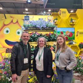 🔙 Retour en images sur notre passage à l'IPM Essen !

Mardi, notre équipe était en immersion au cœur du plus grand salon végétal au monde en Allemagne ! 🌱.

Au programme de notre visite :
✨ Faire le plein d'inspiration et de bonnes ondes.
🤝 Rencontrer nos partenaires passionnés.
🤫 Repérer les futures tendances qui vont transformer vos rayons.

On ne vous en dit pas plus pour le moment... On rentre les valises pleines d'idées et on a hâte de vous partager tout ça !
 
À très vite chez Horticash ! 😉

#Horticash #IPMEssen #PassionVegetal