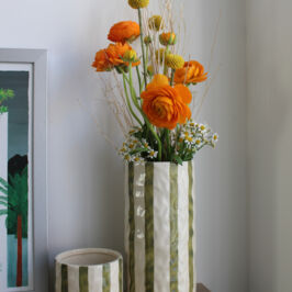 Capsule Premium – Invitation Nature 🍃

La suite de notre capsule est là et elle est canon 😍

Découvrez nos vases et cache-pots texturés Elyséa et Syléa :

🌼 Tons doux et naturels
✨ Rayures modernes
🌿 Formes irrégulières

Des pièces déco tendances et pleines de charme !

À retrouver dès maintenant dans nos magasins et sur le web 🖥️

#Decoration #Contenant #Fournisseur #VaseCeramique #Grossiste