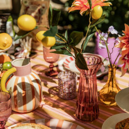 Capsule Web 🌈

Un arrivage haut en couleur pour vos boutiques et évènements !

Découvrez des pièces d'art de la table, assiettes, bols et pichets, idéales pour créer des décorations pleines de pep’s !

Et pour vos extérieurs ? Deux jolis parasols pour apporter du style et de la couleur à vos vitrines ☀️

À retrouver exclusivement sur notre site web (lien en bio) 🖥️

#RenaudHorticash #ArtDeLaTable #Fourniture #Decoration #Fleuriste