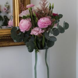 Printemps, fraîcheur et modernité ! 🌿

Le vase Syma met vos bouquets en valeur grâce à ses motifs graphiques au style moderne 💚

Disponible en 3 tailles pour toutes vos envies !

À retrouver dès maintenant dans nos magasins et sur notre site (lien en bio)🖥️

#VaseCeramique #Deco #Grossiste #GrossistePro #RenaudHorticash #Printemps